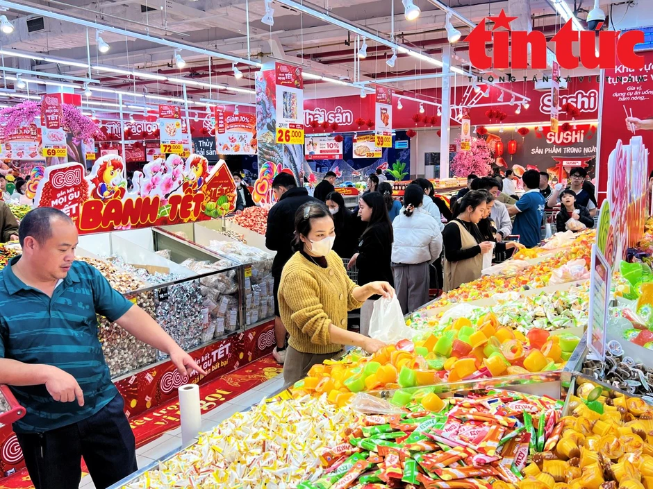 Người dân đổ xô mua sắm Tết, siêu thị đồng loạt tung khuyến mãi lớn Người dân đổ xô mua sắm Tết, siêu thị đồng loạt tung khuyến mãi lớn