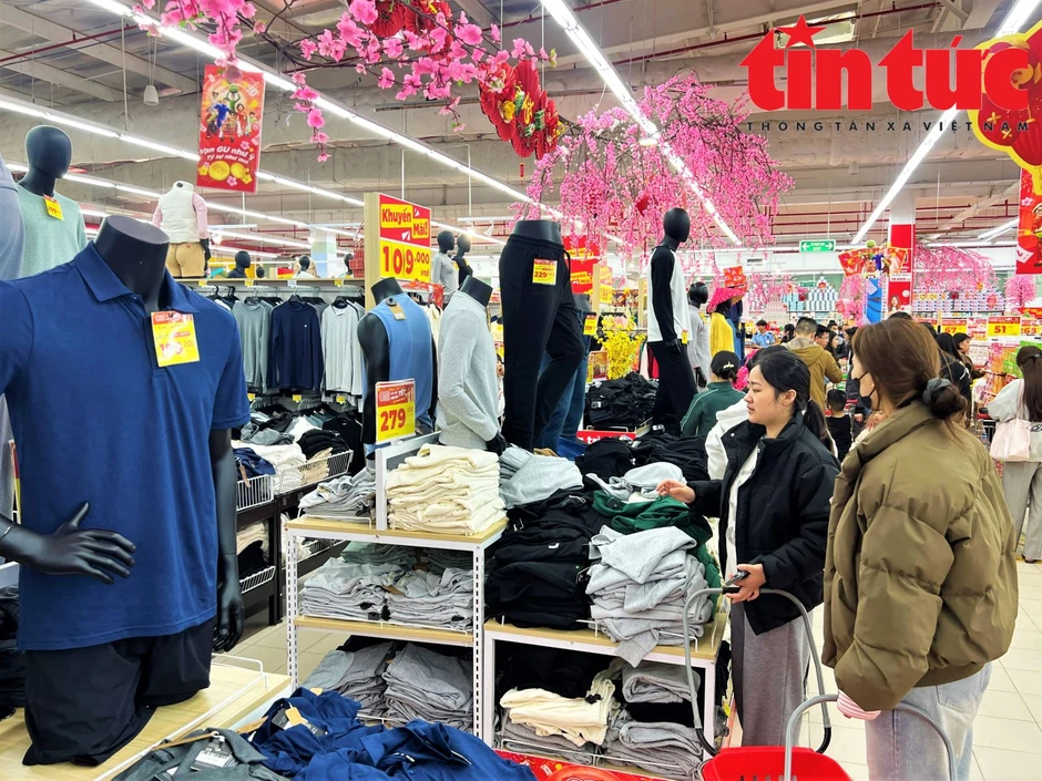 Người dân đổ xô mua sắm Tết, siêu thị đồng loạt tung khuyến mãi lớn Người dân đổ xô mua sắm Tết, siêu thị đồng loạt tung khuyến mãi lớn