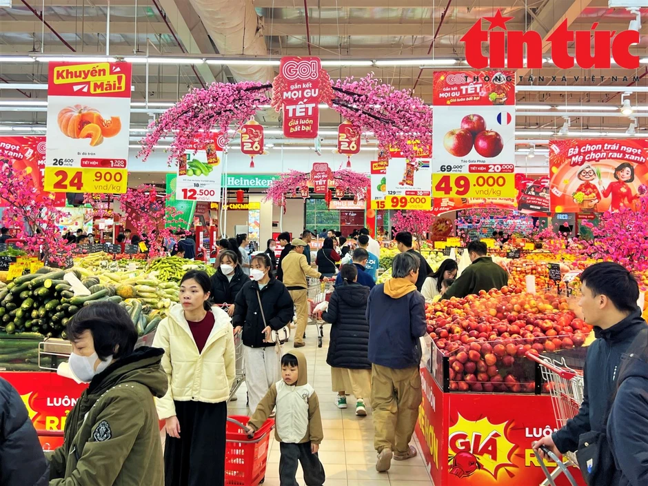 Người dân đổ xô mua sắm Tết, siêu thị đồng loạt tung khuyến mãi lớn Người dân đổ xô mua sắm Tết, siêu thị đồng loạt tung khuyến mãi lớn