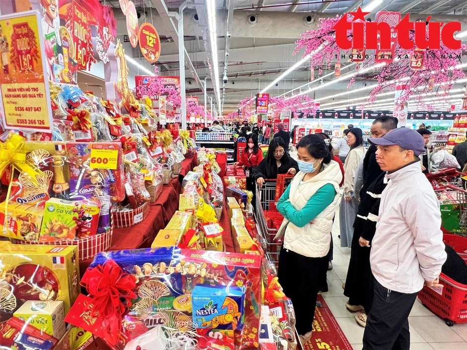 Người dân đổ xô mua sắm Tết, siêu thị đồng loạt tung khuyến mãi lớn Người dân đổ xô mua sắm Tết, siêu thị đồng loạt tung khuyến mãi lớn