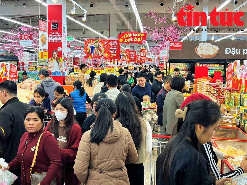 Người dân đổ xô mua sắm Tết, siêu thị đồng loạt tung khuyến mãi lớn Người dân đổ xô mua sắm Tết, siêu thị đồng loạt tung khuyến mãi lớn