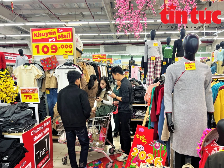Người dân đổ xô mua sắm Tết, siêu thị đồng loạt tung khuyến mãi lớn Người dân đổ xô mua sắm Tết, siêu thị đồng loạt tung khuyến mãi lớn