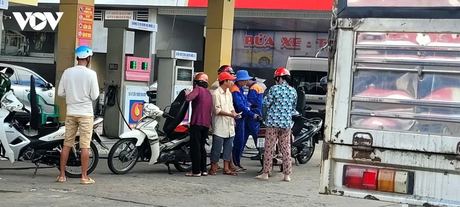 Người dân Đồng Tháp đã quen dần xăng sinh học E10 Người dân Đồng Tháp đã quen dần xăng sinh học E10