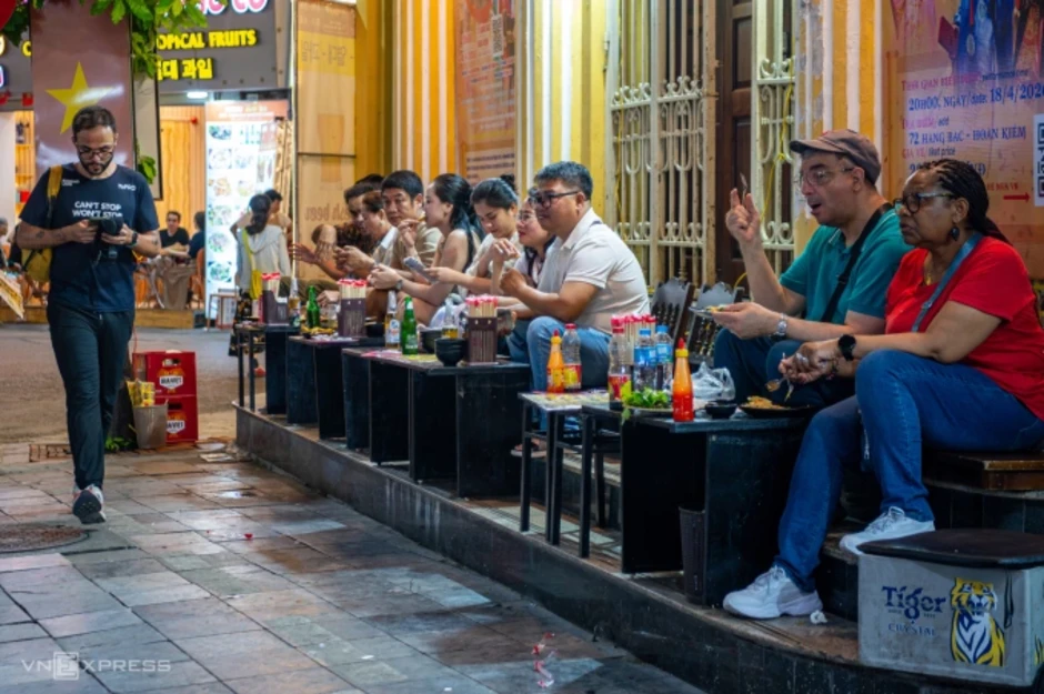 Người dân Hà Nội thấp thỏm chuyện 'ai thuê, bán gì' trước cửa nhà