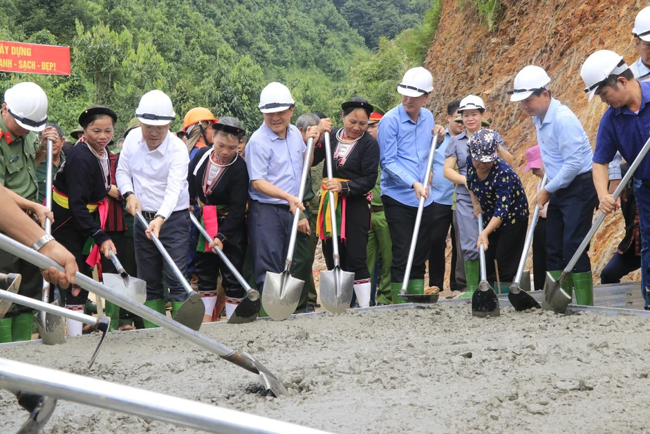 Người dân Lào Cai đồng thuận hiến đất mở đường giao thông nông thôn Người dân Lào Cai đồng thuận hiến đất mở đường giao thông nông thôn