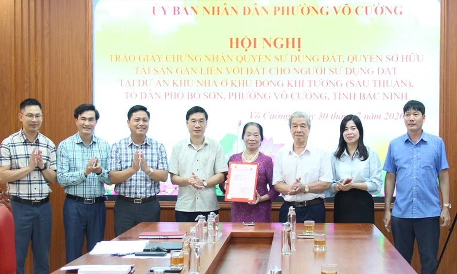Người dân ở Võ Cường (Bắc Ninh) vui mừng nhận sổ đỏ sau 24 năm chờ đợi Người dân ở Võ Cường (Bắc Ninh) vui mừng nhận sổ đỏ sau 24 năm chờ đợi