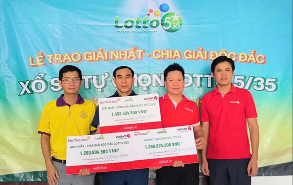 Người đàn ông Quảng Trị 2 lần trúng Vietlott 14 tỷ, không đeo mặt nạ nhận giải Người đàn ông Quảng Trị 2 lần trúng Vietlott 14 tỷ, không đeo mặt nạ nhận giải