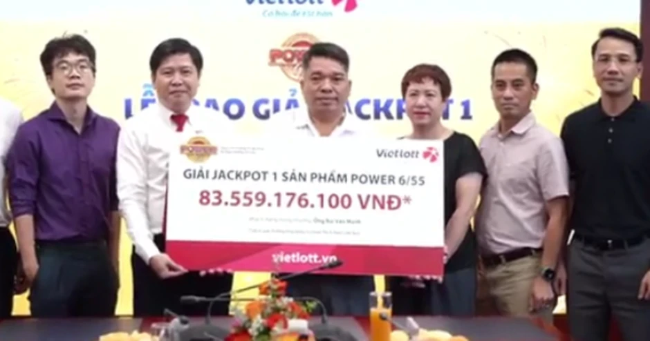 Người đàn ông trúng Vietlott 83,5 tỉ đồng: "Trúng số là niềm vui, không việc gì phải giấu mặt" Người đàn ông trúng Vietlott 83,5 tỉ đồng: "Trúng số là niềm vui, không việc gì phải giấu mặt"