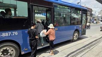 Người dân Thành phố Hồ Chí Minh khấp khởi chờ... đi xe buýt miễn phí