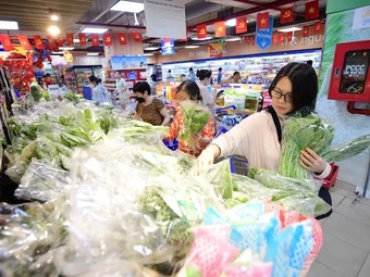 Người dân thắt chặt chi tiêu, sức mua nội địa trồi sụt