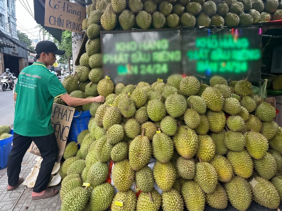 Người dân TP.HCM bất ngờ vì sầu riêng 'bao ăn' giá chỉ 40.000 đồng/kg Người dân TP.HCM bất ngờ vì sầu riêng 'bao ăn' giá chỉ 40.000 đồng/kg