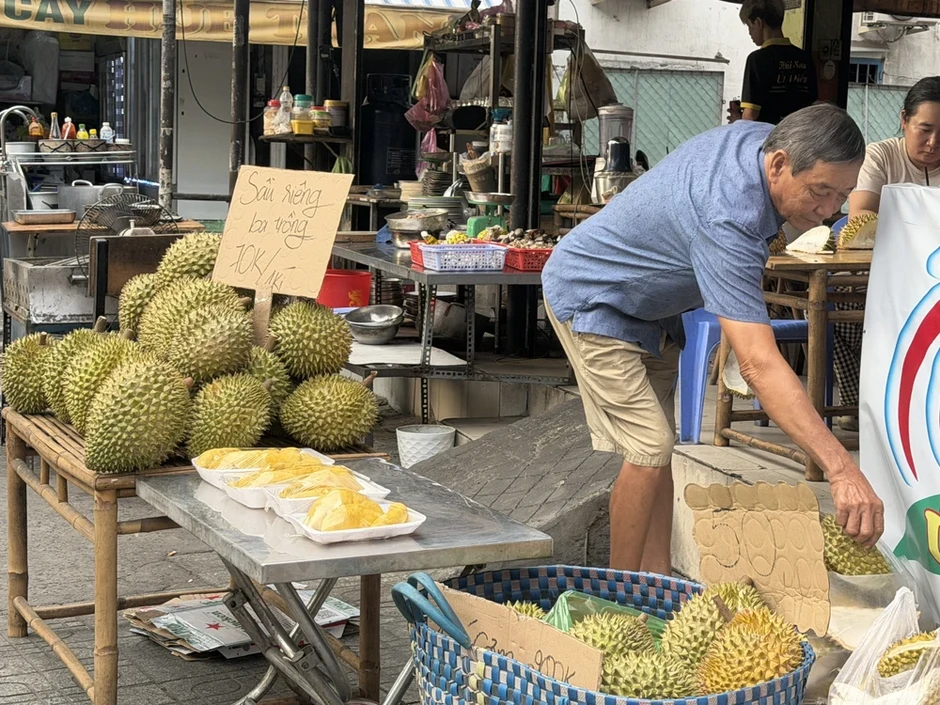 Người dân TP.HCM bất ngờ vì sầu riêng 'bao ăn' giá chỉ 40.000 đồng/kg Người dân TP.HCM bất ngờ vì sầu riêng 'bao ăn' giá chỉ 40.000 đồng/kg