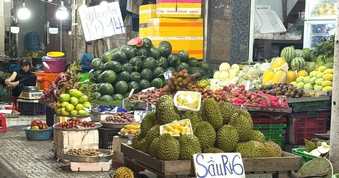 Người dân TP.HCM bất ngờ vì sầu riêng 'bao ăn' giá chỉ 40.000 đồng/kg