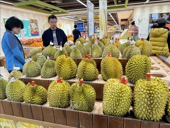 Người tiêu dùng Trung Quốc có thể thưởng thức sầu riêng nhờ giá giảm