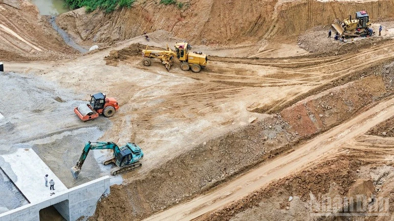 Nhà thầu xây dựng chịu áp lực do thiếu nhân công, giá vật liệu tăng Nhà thầu xây dựng chịu áp lực do thiếu nhân công, giá vật liệu tăng