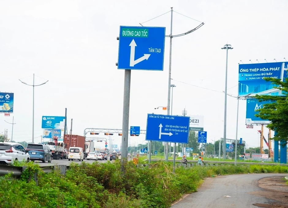 Nhân sự, máy móc nằm chờ mặt bằng ở cao tốc cửa ngõ TP. Hồ Chí Minh Nhân sự, máy móc nằm chờ mặt bằng ở cao tốc cửa ngõ TP. Hồ Chí Minh