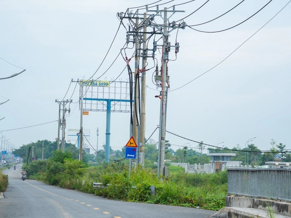 Nhân sự, máy móc nằm chờ mặt bằng ở cao tốc cửa ngõ TP. Hồ Chí Minh Nhân sự, máy móc nằm chờ mặt bằng ở cao tốc cửa ngõ TP. Hồ Chí Minh