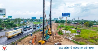 Nhân sự, máy móc nằm chờ mặt bằng ở cao tốc cửa ngõ TP. Hồ Chí Minh