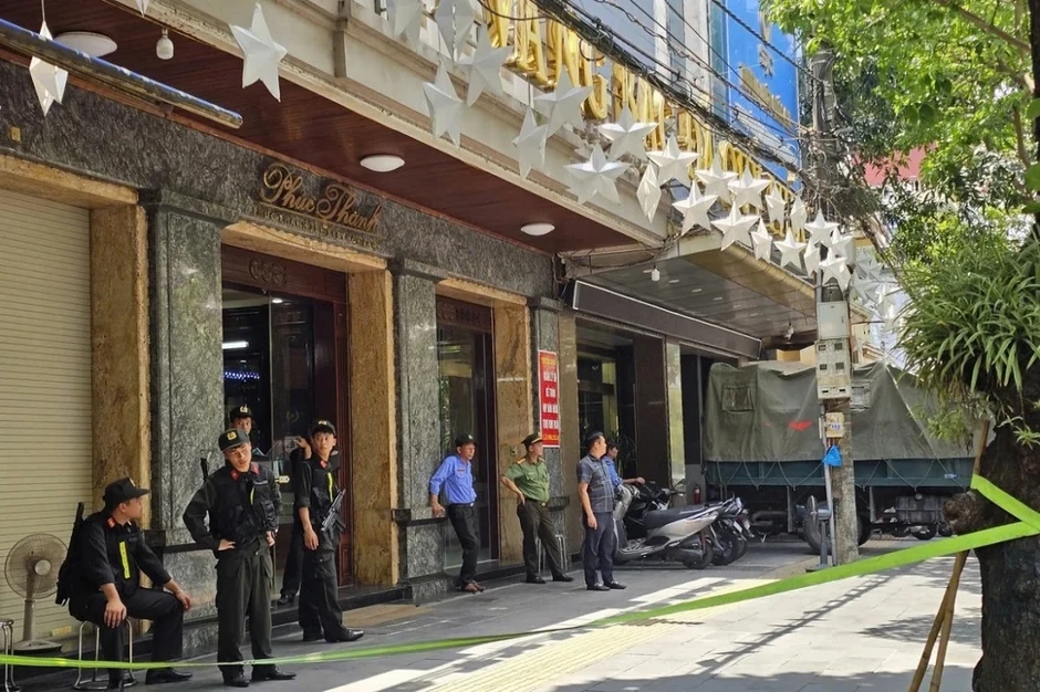 Nhiều cán bộ công an xuất hiện tại Công ty vàng bạc đá quý Phúc Thành ở Ninh Bình