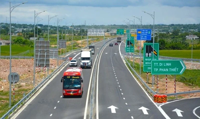 Nhiều doanh nghiệp vận tải tăng giá cước do biến động xăng dầu Nhiều doanh nghiệp vận tải tăng giá cước do biến động xăng dầu