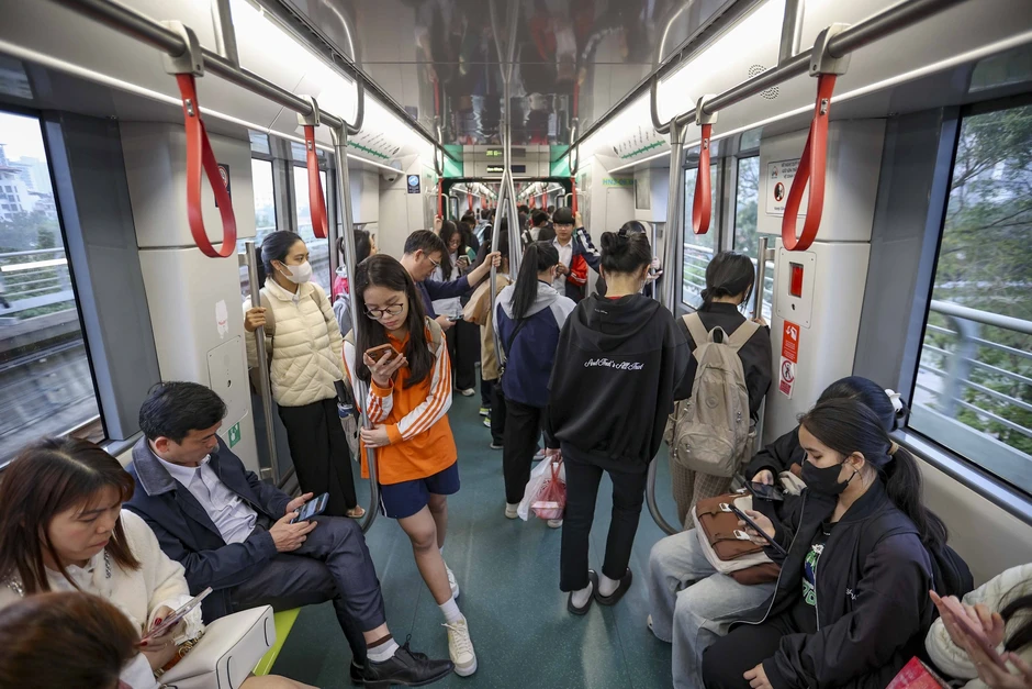 Nhiều người chọn xe điện, metro để giảm áp lực giá xăng Nhiều người chọn xe điện, metro để giảm áp lực giá xăng