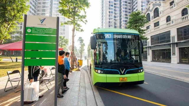 Nhiều người chọn xe điện, metro để giảm áp lực giá xăng Nhiều người chọn xe điện, metro để giảm áp lực giá xăng