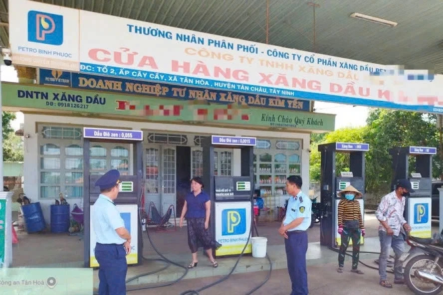 Nhiều tỉnh phía Nam tăng cường kiểm tra mua bán xăng dầu Nhiều tỉnh phía Nam tăng cường kiểm tra mua bán xăng dầu