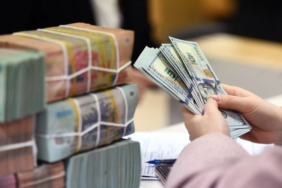 NHNN buộc các ngân hàng giảm ngay lãi suất huy động, không đua tăng lãi suất NHNN buộc các ngân hàng giảm ngay lãi suất huy động, không đua tăng lãi suất