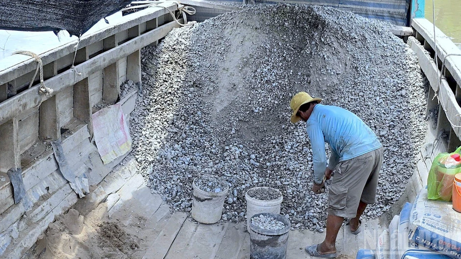 Nỗ lực giải ngân đầu tư công giữa vòng xoáy “bão giá” Nỗ lực giải ngân đầu tư công giữa vòng xoáy “bão giá”