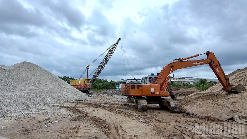 Nỗ lực giải ngân đầu tư công giữa vòng xoáy “bão giá” Nỗ lực giải ngân đầu tư công giữa vòng xoáy “bão giá”