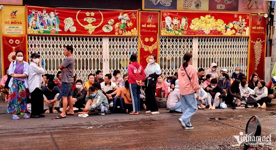 Nổ rung chuyển Trung Đông, người dân xếp hàng mua vàng từ sáng sớm Nổ rung chuyển Trung Đông, người dân xếp hàng mua vàng từ sáng sớm