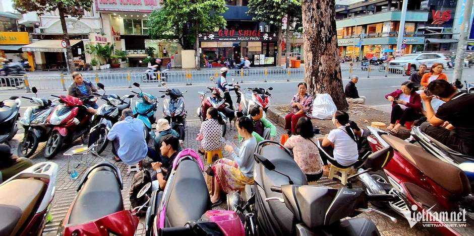 Nổ rung chuyển Trung Đông, người dân xếp hàng mua vàng từ sáng sớm Nổ rung chuyển Trung Đông, người dân xếp hàng mua vàng từ sáng sớm