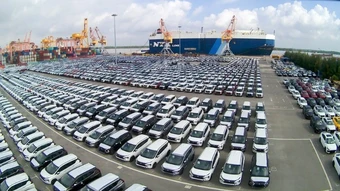 Ô-tô nhập khẩu nguyên chiếc tăng về lượng nhưng giảm về giá trị