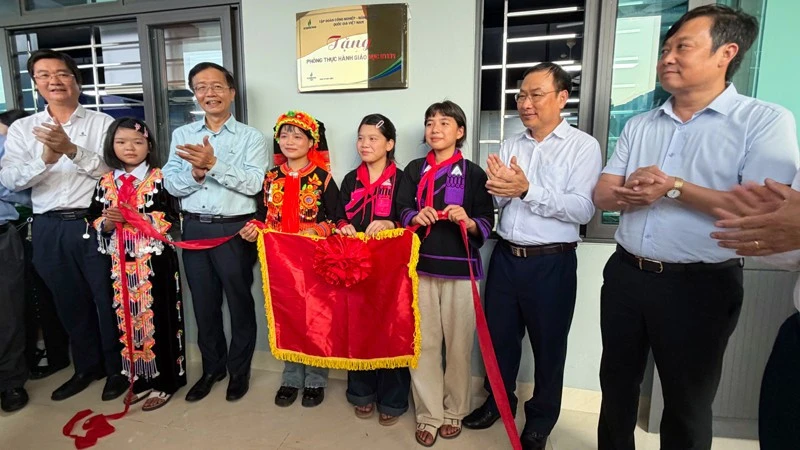 Petrovietnam khánh thành phòng học STEM tại Lai Châu Petrovietnam khánh thành phòng học STEM tại Lai Châu