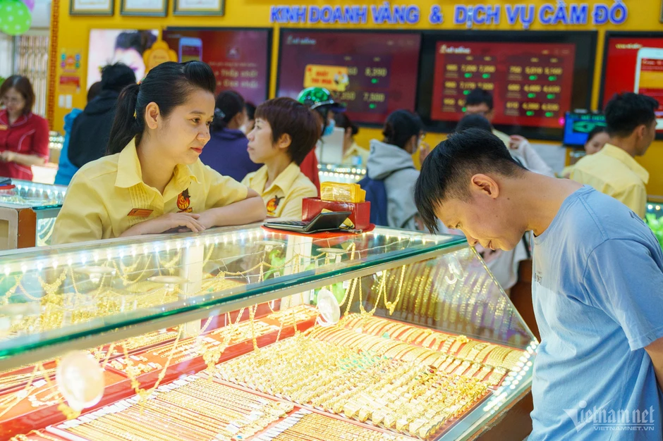 PGS.TS Nguyễn Hữu Huân: Lướt sóng vàng theo tin chiến sự Trung Đông là rủi ro rất cao PGS.TS Nguyễn Hữu Huân: Lướt sóng vàng theo tin chiến sự Trung Đông là rủi ro rất cao