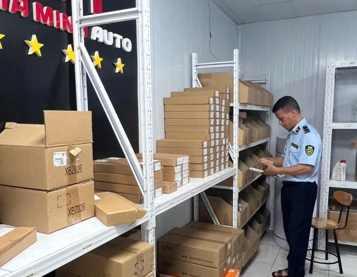 Phát hiện doanh nghiệp kinh doanh hàng trăm phụ tùng ô tô nghi giả Phát hiện doanh nghiệp kinh doanh hàng trăm phụ tùng ô tô nghi giả