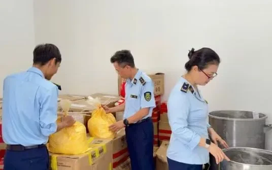Phát hiện hơn 3,4 tấn mỹ phẩm không có phiếu công bố sản phẩm Phát hiện hơn 3,4 tấn mỹ phẩm không có phiếu công bố sản phẩm
