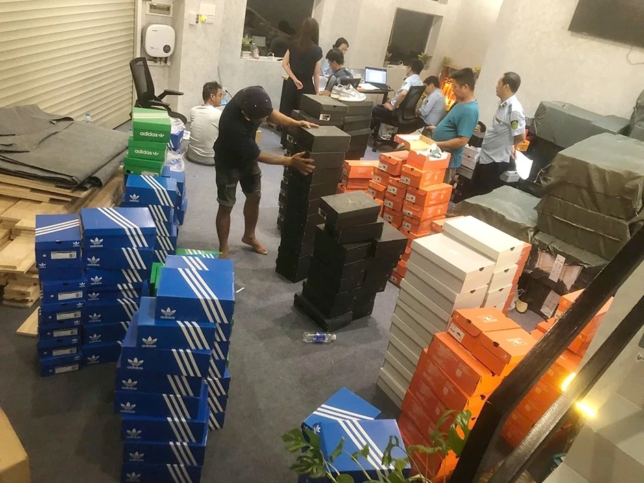 Phát hiện lượng lớn giày, dép giả mạo các nhãn hiệu nổi tiếng Phát hiện lượng lớn giày, dép giả mạo các nhãn hiệu nổi tiếng