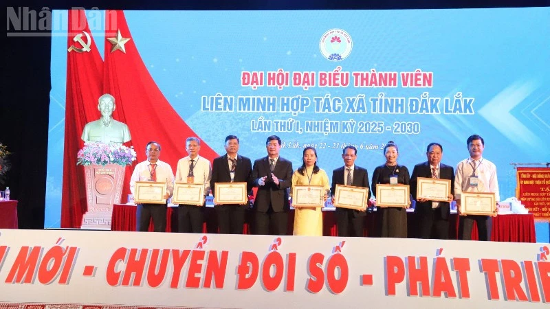 Phát huy vai trò kinh tế tập thể, hợp tác xã, góp phần xây dựng tỉnh Đắk Lắk phát triển nhanh và bền vững Phát huy vai trò kinh tế tập thể, hợp tác xã, góp phần xây dựng tỉnh Đắk Lắk phát triển nhanh và bền vững