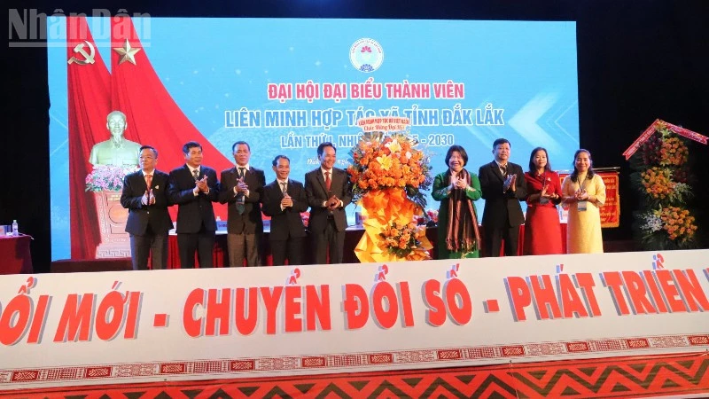 Phát huy vai trò kinh tế tập thể, hợp tác xã, góp phần xây dựng tỉnh Đắk Lắk phát triển nhanh và bền vững Phát huy vai trò kinh tế tập thể, hợp tác xã, góp phần xây dựng tỉnh Đắk Lắk phát triển nhanh và bền vững