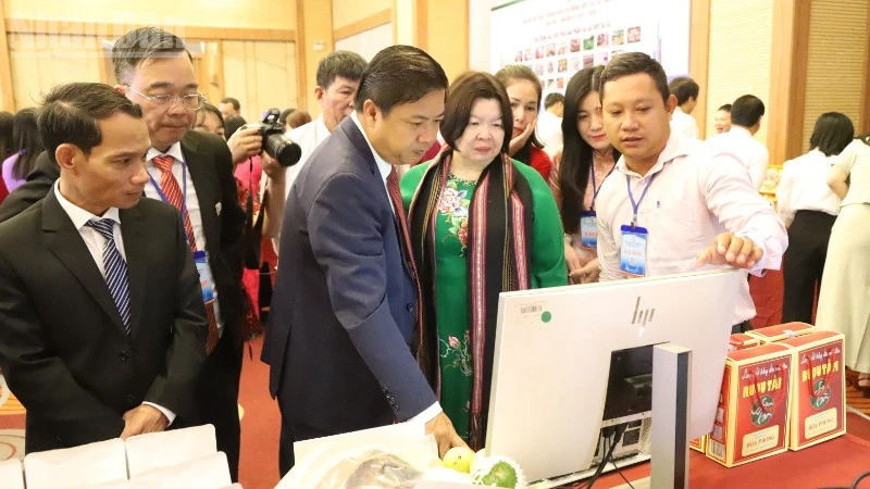 Phát huy vai trò kinh tế tập thể, hợp tác xã, góp phần xây dựng tỉnh Đắk Lắk phát triển nhanh và bền vững Phát huy vai trò kinh tế tập thể, hợp tác xã, góp phần xây dựng tỉnh Đắk Lắk phát triển nhanh và bền vững