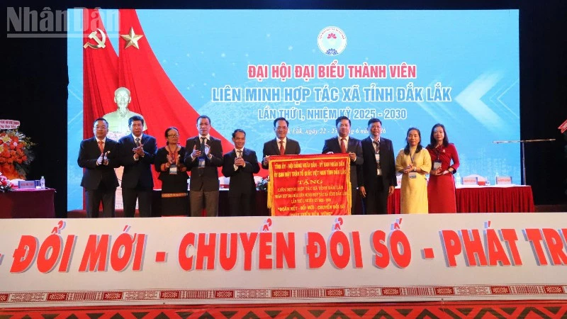Phát huy vai trò kinh tế tập thể, hợp tác xã, góp phần xây dựng tỉnh Đắk Lắk phát triển nhanh và bền vững Phát huy vai trò kinh tế tập thể, hợp tác xã, góp phần xây dựng tỉnh Đắk Lắk phát triển nhanh và bền vững