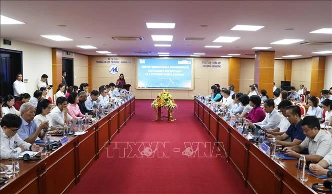 Phát triển bền vững trong bối cảnh biến đổi kinh tế toàn cầu Phát triển bền vững trong bối cảnh biến đổi kinh tế toàn cầu