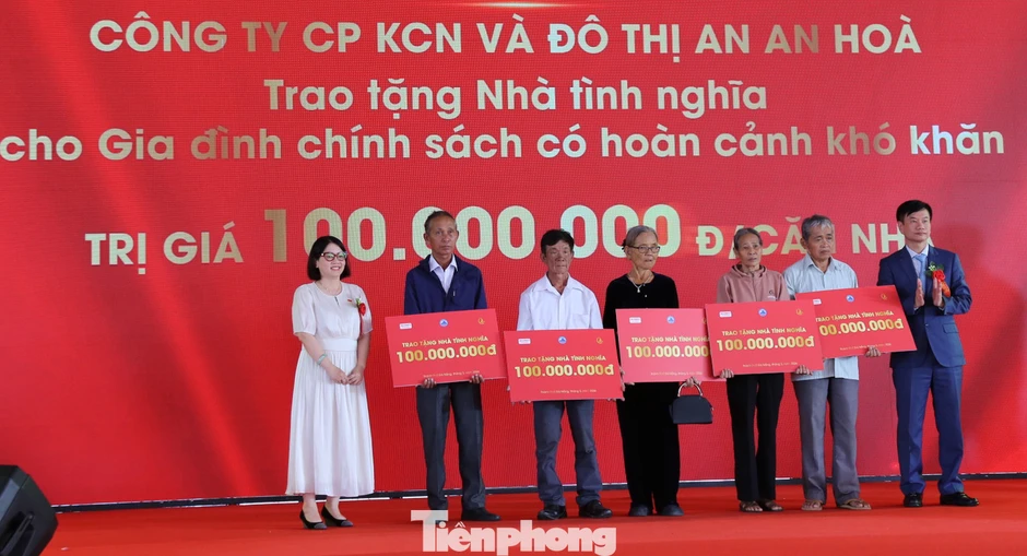 Phó Chủ tịch Quốc hội: Khu công nghiệp hơn 4.100 tỷ hoàn thiện ‘mảnh ghép’ cuối, kích hoạt cực tăng trưởng phía Nam Phó Chủ tịch Quốc hội: Khu công nghiệp hơn 4.100 tỷ hoàn thiện ‘mảnh ghép’ cuối, kích hoạt cực tăng trưởng phía Nam