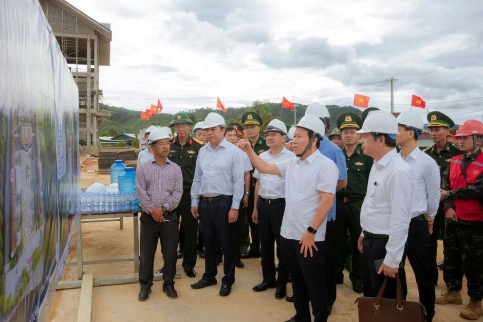 Phó Thủ tướng Lê Tiến Châu kiểm tra tiến độ 2 dự án trường nội trú tại A Lưới Phó Thủ tướng Lê Tiến Châu kiểm tra tiến độ 2 dự án trường nội trú tại A Lưới