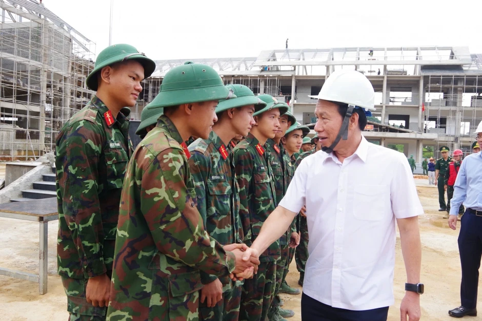 Phó Thủ tướng Lê Tiến Châu kiểm tra tiến độ 2 dự án trường nội trú tại A Lưới Phó Thủ tướng Lê Tiến Châu kiểm tra tiến độ 2 dự án trường nội trú tại A Lưới