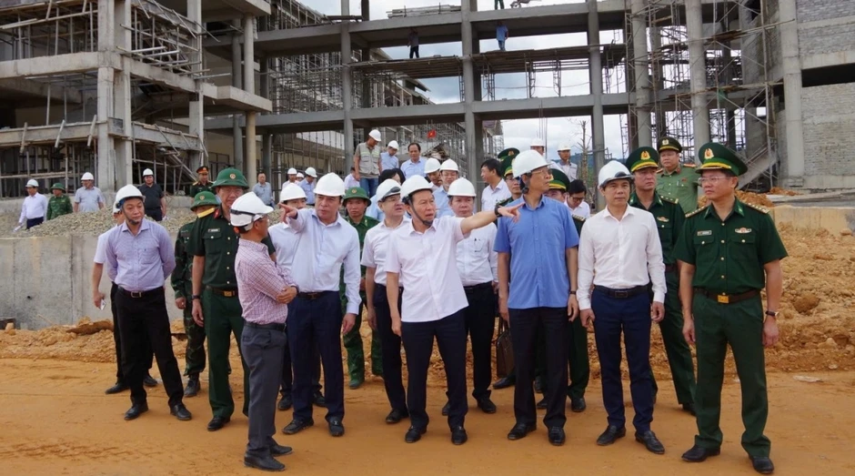 Phó Thủ tướng Lê Tiến Châu kiểm tra tiến độ 2 dự án trường nội trú tại A Lưới Phó Thủ tướng Lê Tiến Châu kiểm tra tiến độ 2 dự án trường nội trú tại A Lưới