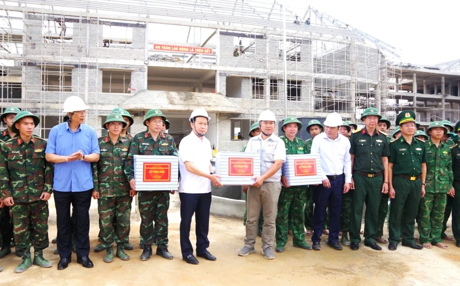 Phó Thủ tướng Lê Tiến Châu kiểm tra tiến độ 2 dự án trường nội trú tại A Lưới Phó Thủ tướng Lê Tiến Châu kiểm tra tiến độ 2 dự án trường nội trú tại A Lưới