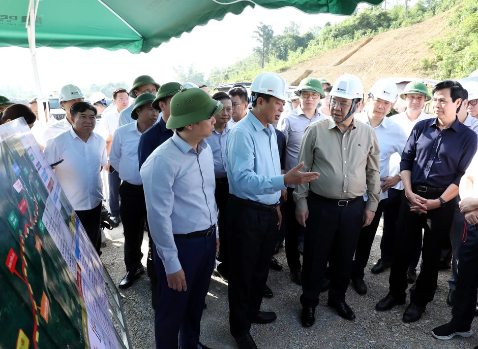 Phó Thủ tướng Thường trực Chính phủ kiểm tra 2 dự án đường cao tốc Hữu Nghị-Chi Lăng và Đồng Đăng-Trà Lĩnh Phó Thủ tướng Thường trực Chính phủ kiểm tra 2 dự án đường cao tốc Hữu Nghị-Chi Lăng và Đồng Đăng-Trà Lĩnh