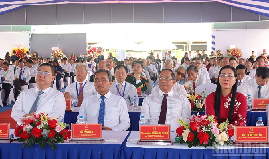 Phó Thủ tướng Thường trực Phạm Gia Túc dự Lễ khởi công Nhà máy sản xuất bồn chứa độc lập thân thiện với môi trường Phó Thủ tướng Thường trực Phạm Gia Túc dự Lễ khởi công Nhà máy sản xuất bồn chứa độc lập thân thiện với môi trường